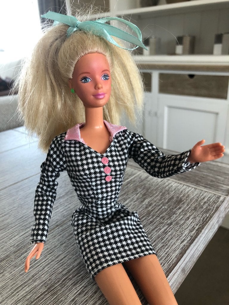 Barbie 1990| Robe à carreaux noir & blanc, Kinderen en Baby's, Speelgoed | Poppen, Ophalen of Verzenden, Zo goed als nieuw, Barbie