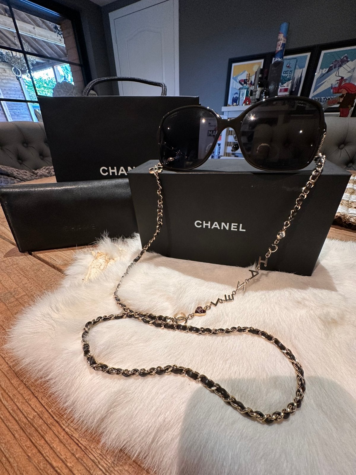 Lunettes de soleil Chanel avec breloques emblématiques, Enlèvement ou Envoi, Comme neuf, Lunettes