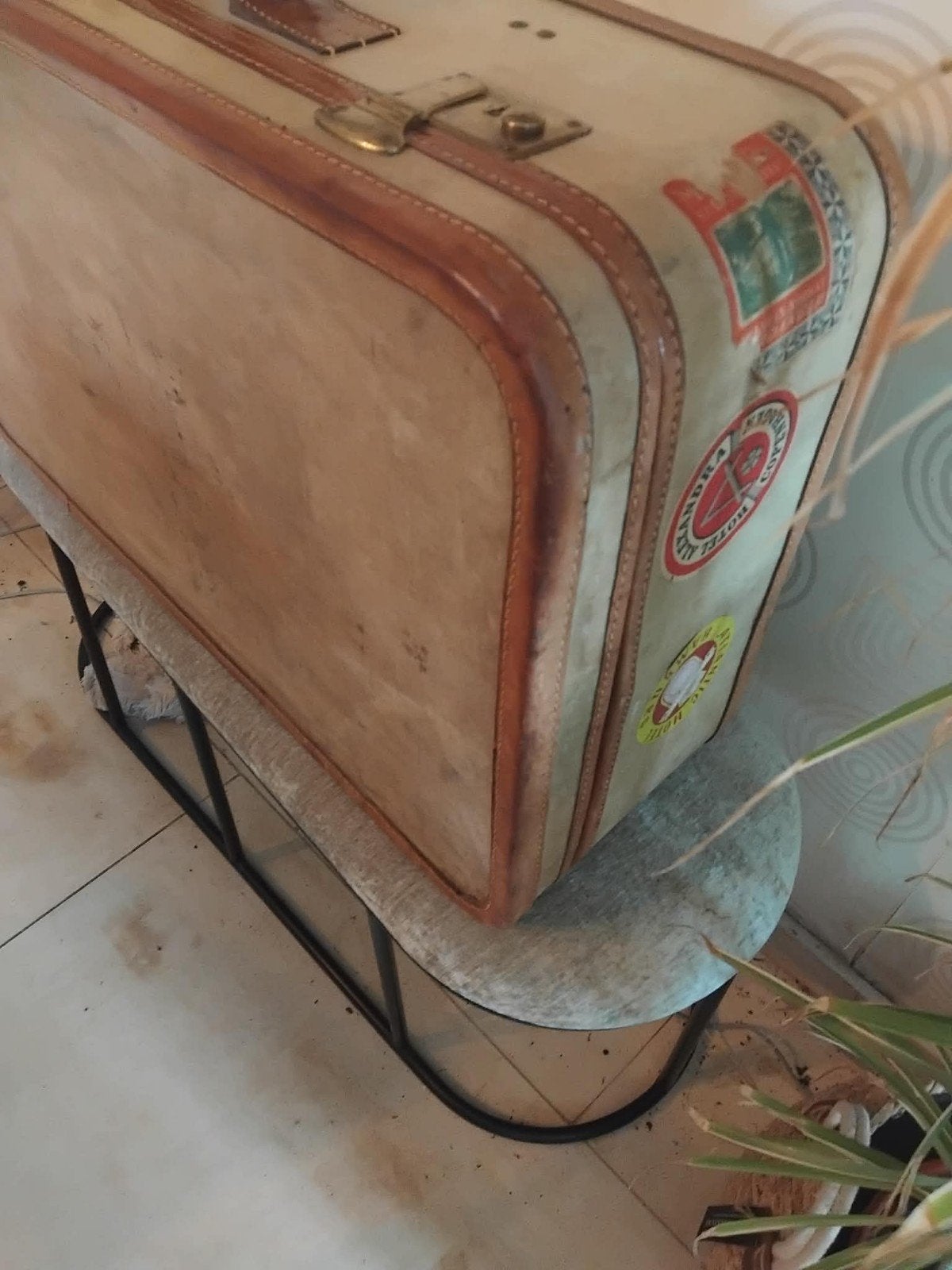 Valise ancienne des années 1920 avec des autocollants de voy, Enlèvement