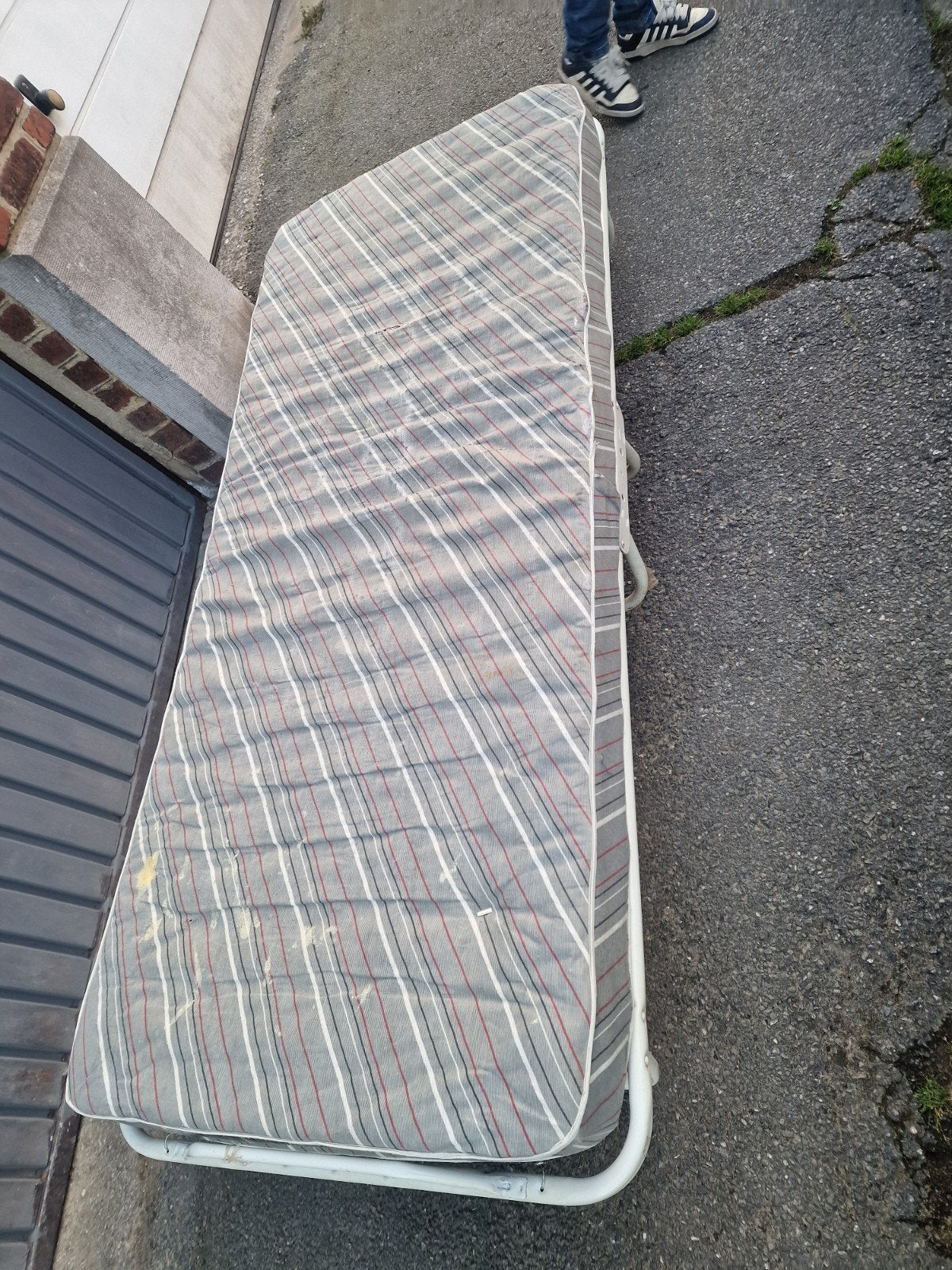 lit pliant complet avec matelas possible de livrer, Enlèvement, Utilisé