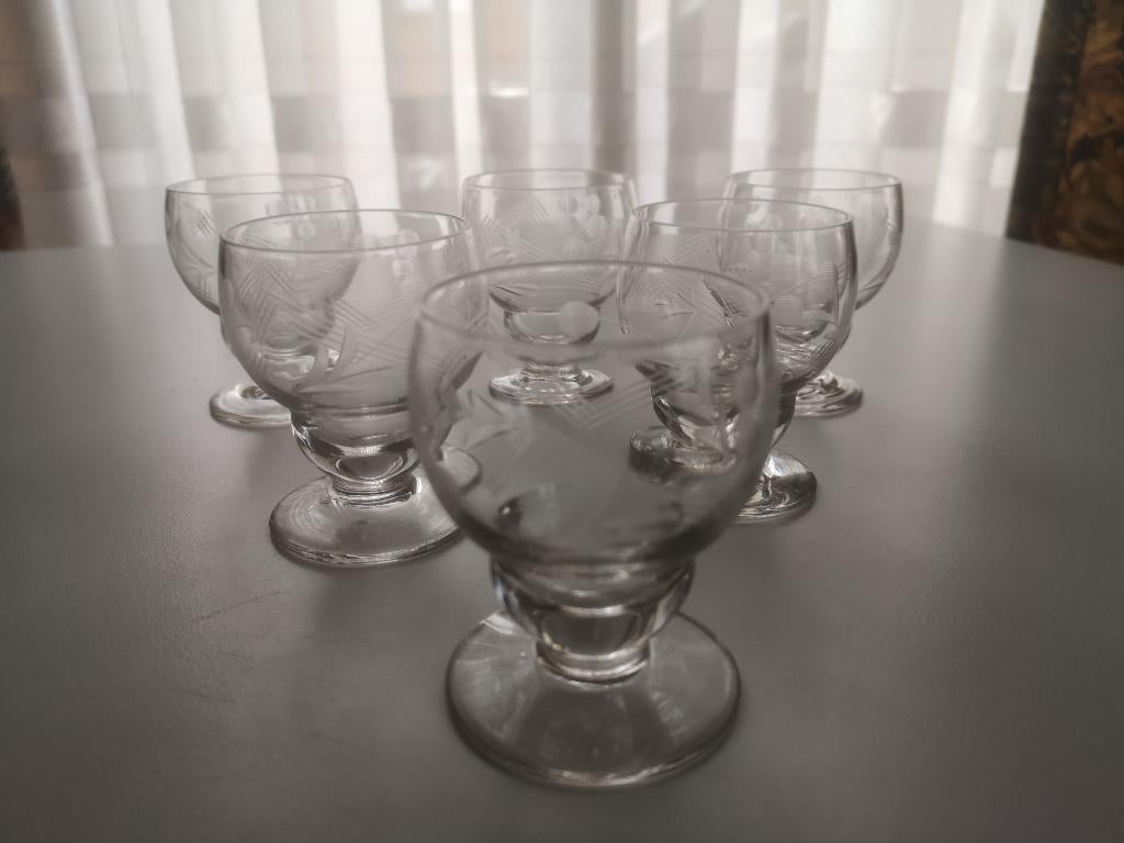 Glazen - 6 gezandstraalde glazen op voet, Verzamelen, Glas en Drinkglazen, Ophalen of Verzenden