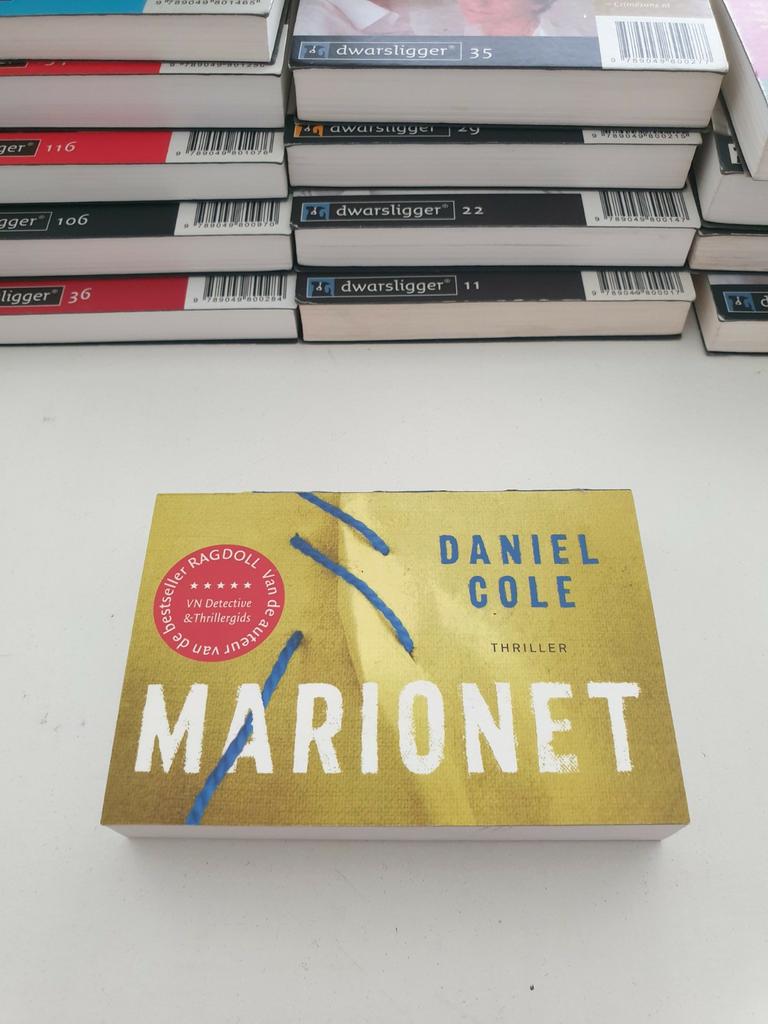 Daniel Cole - Marionet. DWARSLIGGER NR 555, Boeken, Thrillers, Ophalen of Verzenden, Zo goed als nieuw, Daniel Cole