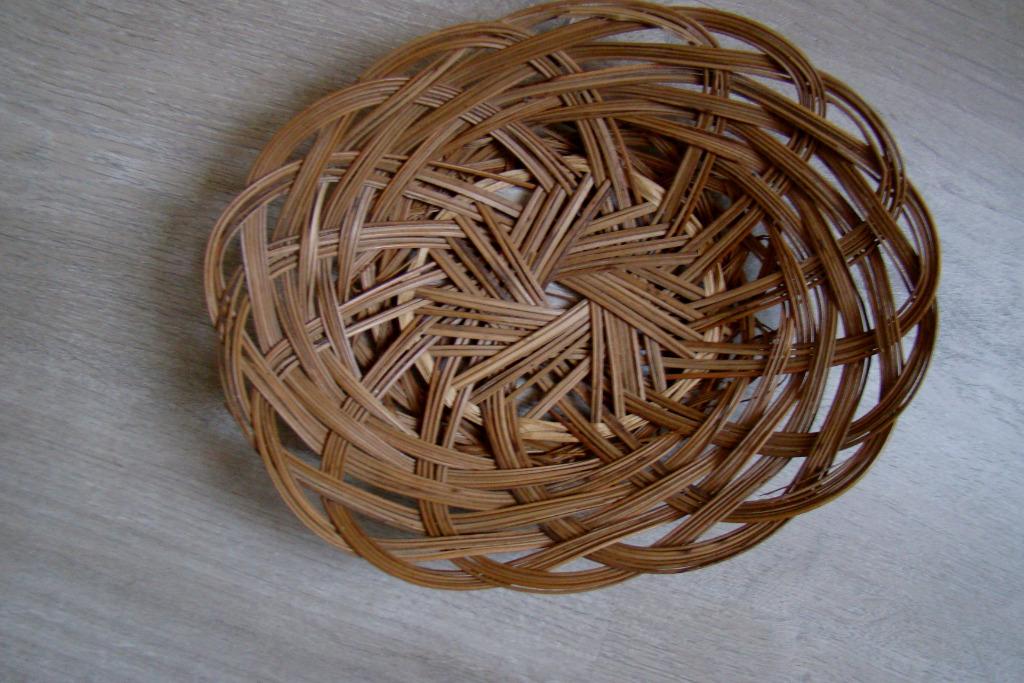 mand ovaal 26x21cm = stroken van 5 in grote lussen geregen, Mand, Ophalen of Verzenden, Zo goed als nieuw, Riet