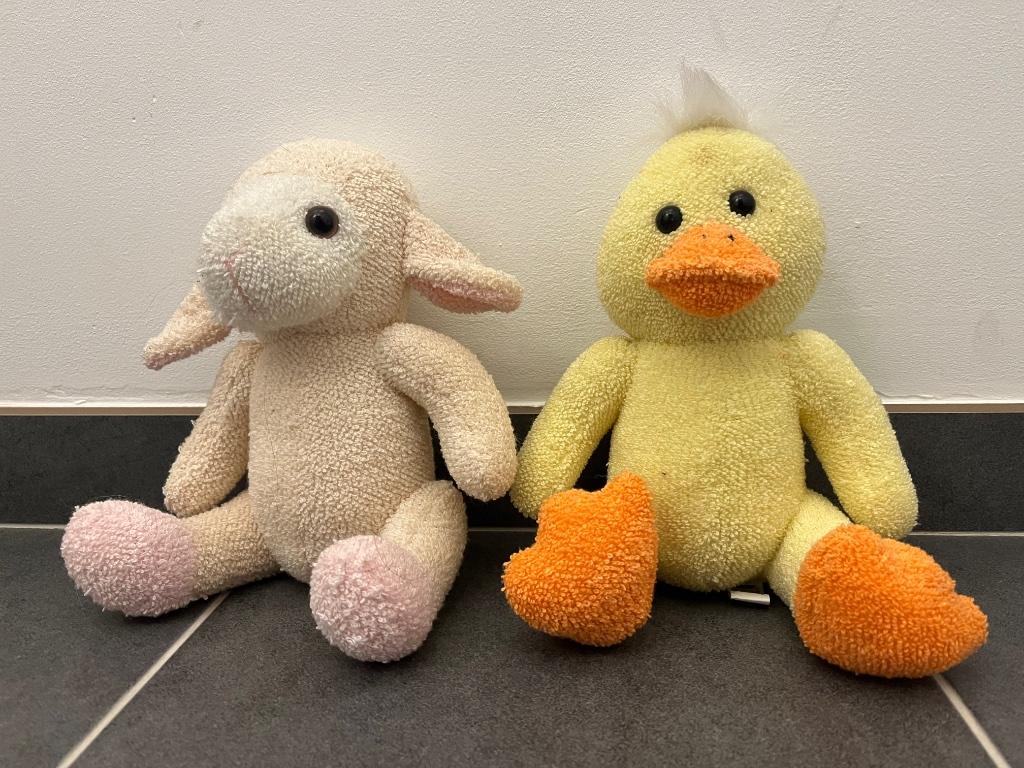 2 knuffels  eindje en lam, Ophalen of Verzenden, Zo goed als nieuw, Overige typen