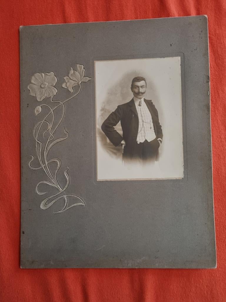 Old Bourgeois man met foto gegraveerd karton 24,5 x 32 cm, Ophalen of Verzenden, Voor 1940, Gebruikt, Foto