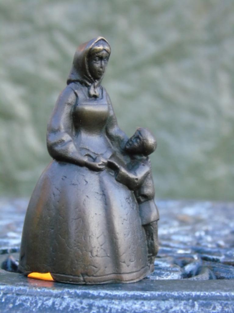 clochette de table en bronze , la femme et l enfant, Enlèvement, Bronze