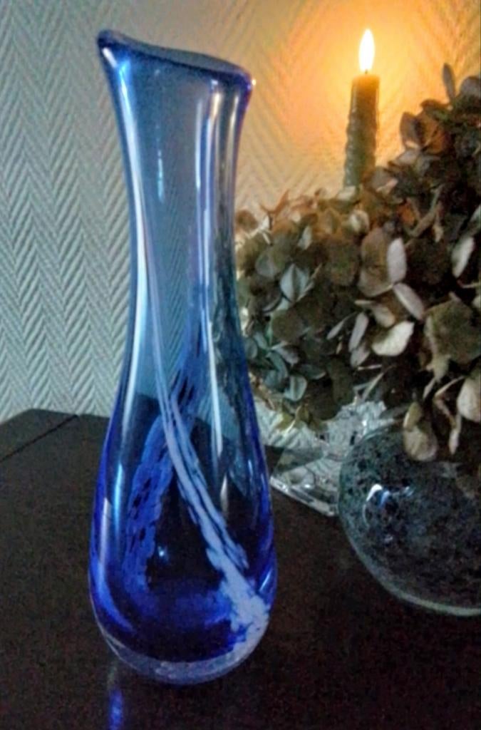 Vase bleu cristal, Enlèvement