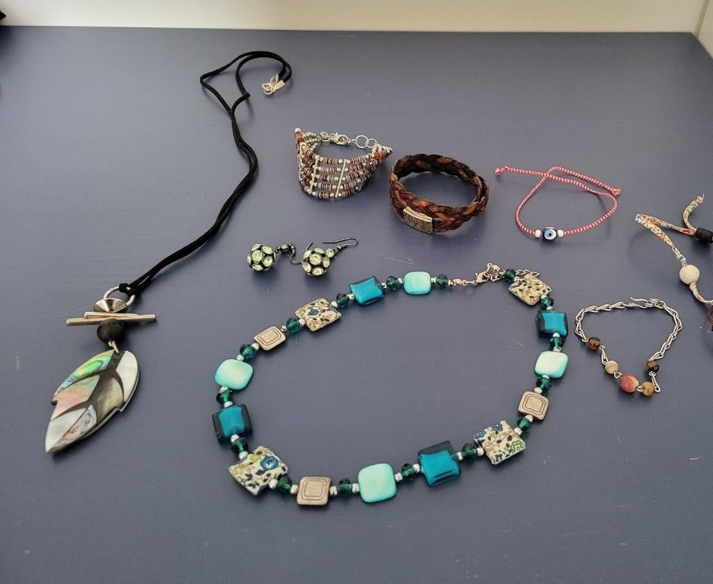 Bijoux colliers divers cadeaux sympas pas chers, Handtassen en Accessoires, Kettingen, Zwart, Ophalen of Verzenden, Zo goed als nieuw
