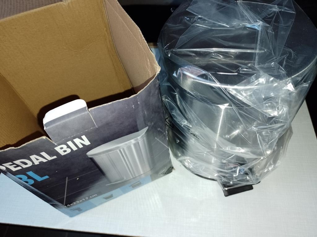 A vendre petite poubelle en inox, Neuf, Inox, À pédale, Moins de 10 litres