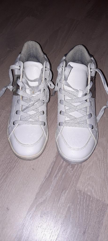 Nieuwe schoenen 2-bizzy maat 40, Wit, Nieuw, Ophalen of Verzenden, Sneakers