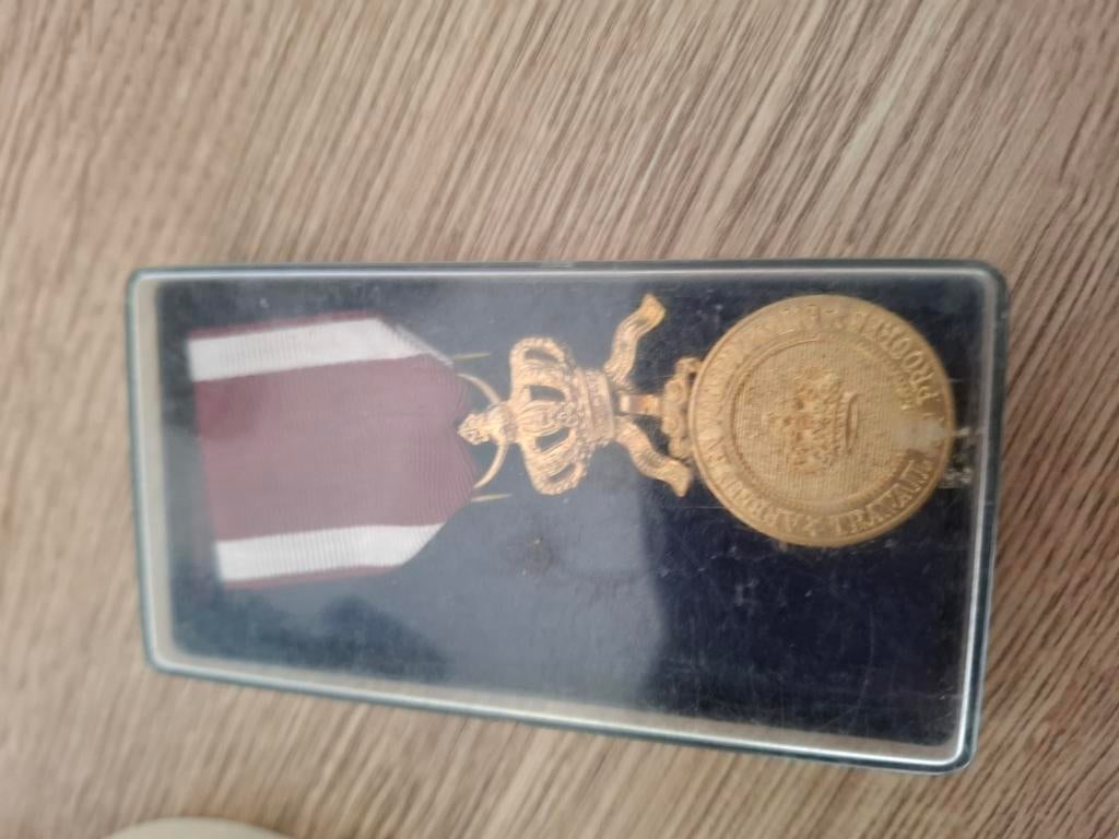 Médaille de l'Ordre de la Couronne, Envoi