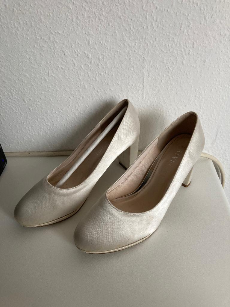 Witte pumps 38,5 met kussen aan teen (Elsa shoes - trouw), Pumps, Wit, Ophalen of Verzenden, Gedragen