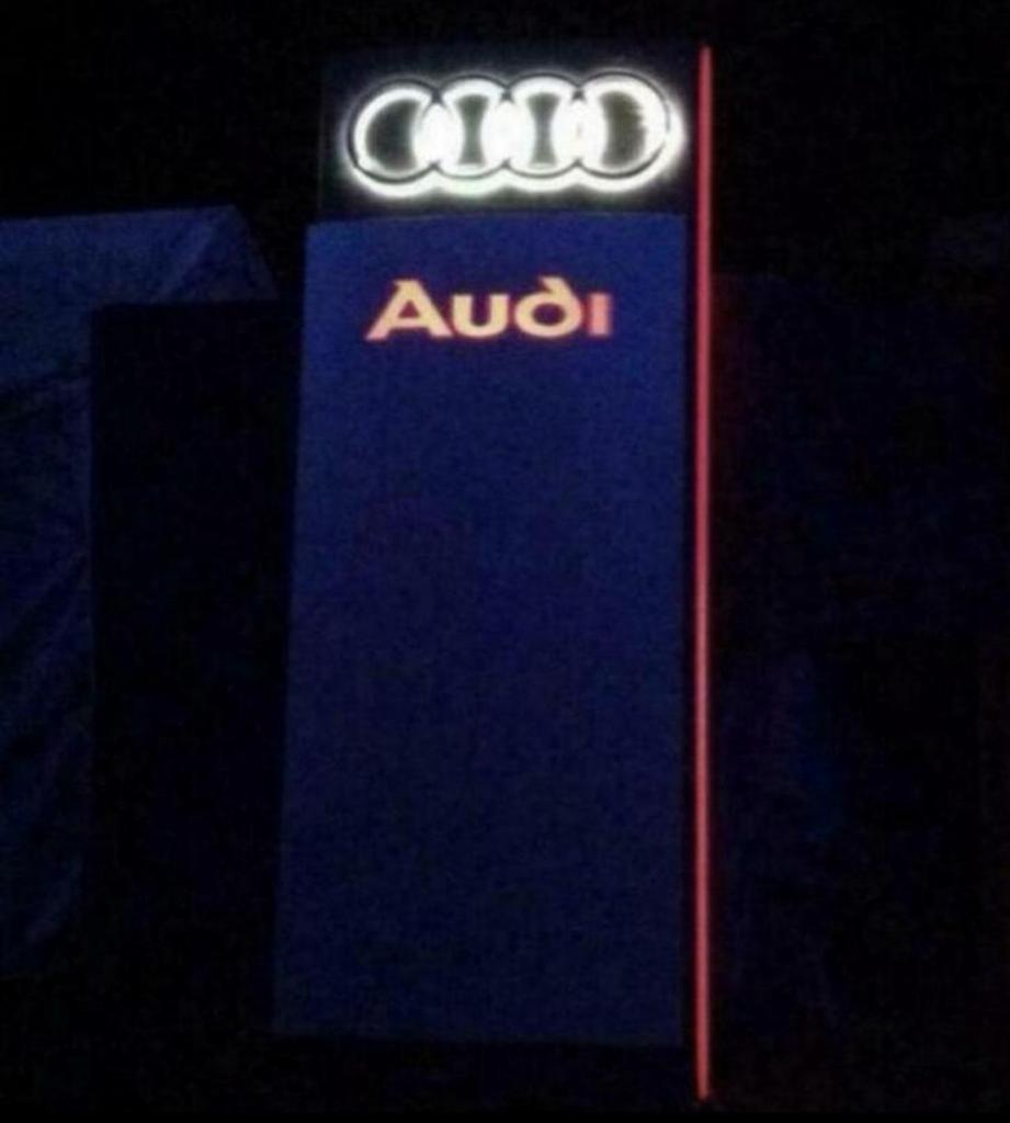 Uniek audi reclamepaal reclamezuil reclame paneel verlicht, Verzamelen, Merken en Reclamevoorwerpen, Ophalen, Zo goed als nieuw