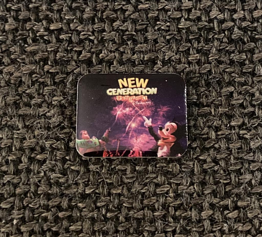 PIN - DISNEYLAND PARIS - NEW GENERATION FESTIVAL - DISNEY, Verzamelen, Verzenden, Zo goed als nieuw, Figuurtje, Speldje of Pin