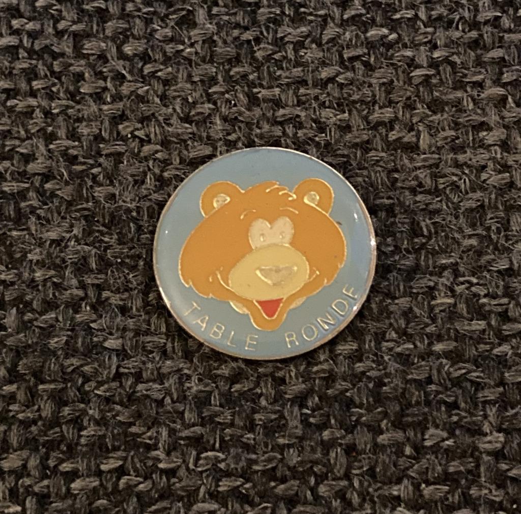 PIN - TABLE RONDE - BEER - BEERTJE - OURS, Envoi, Utilisé, Autres sujets/thèmes, Insigne ou Pin's
