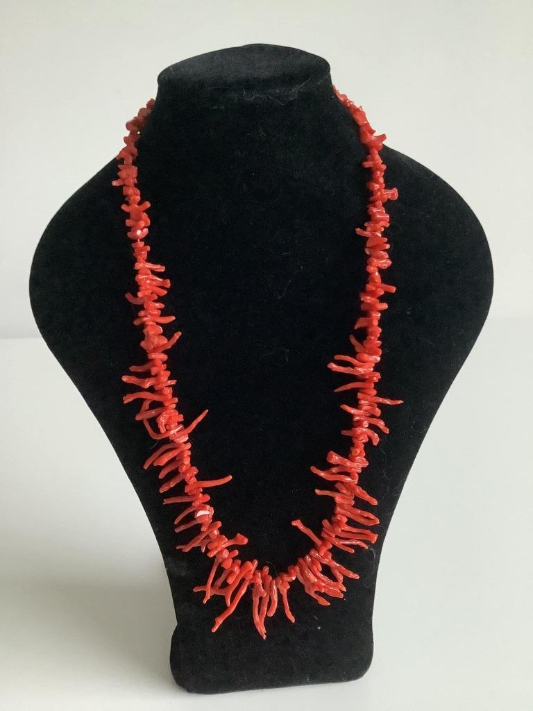 collier en corail vintage avec fermoir à vis, Bijoux, Sacs & Beauté, Colliers, Enlèvement ou Envoi, Comme neuf, Rouge, Pierre ou Minéral