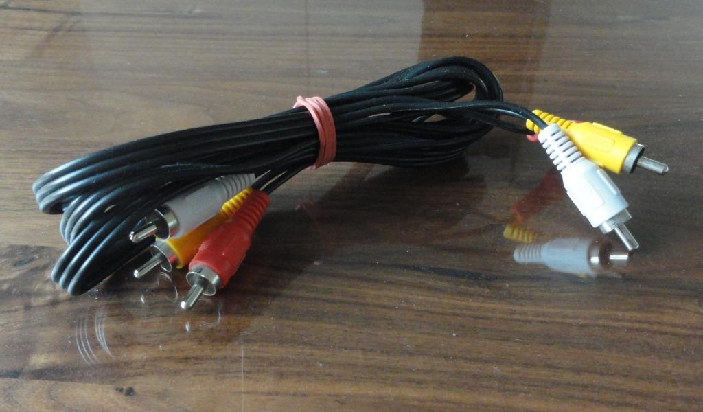 AV kabel (2 stuks), Audio, Tv en Foto, Audiokabels en Televisiekabels, Zo goed als nieuw, Tv-kabel, Minder dan 2 meter, Ophalen