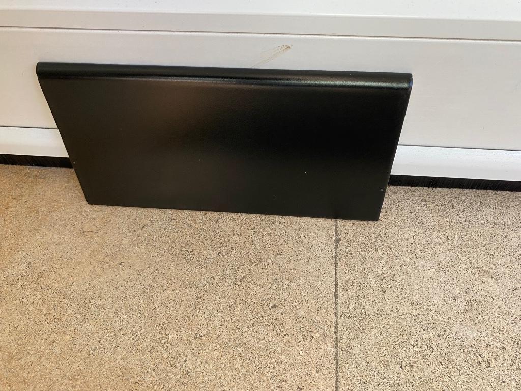 Zwarte plinten nieuw, Enlèvement, Plinthes