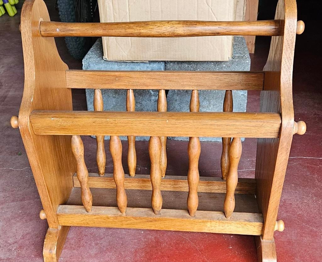 Dagbladhouder in massief hout., Ophalen, Zo goed als nieuw