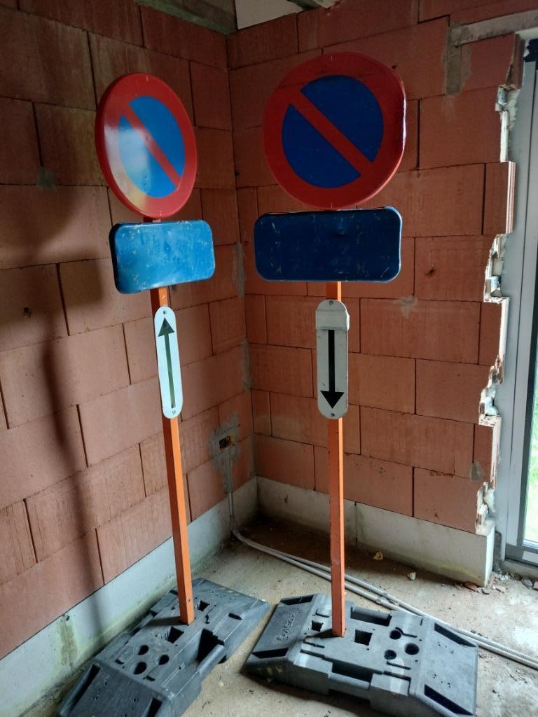 Te huur: 2 parkeerborden E1 met voetstukken, Doe-het-zelf en Bouw, Ophalen, Zo goed als nieuw