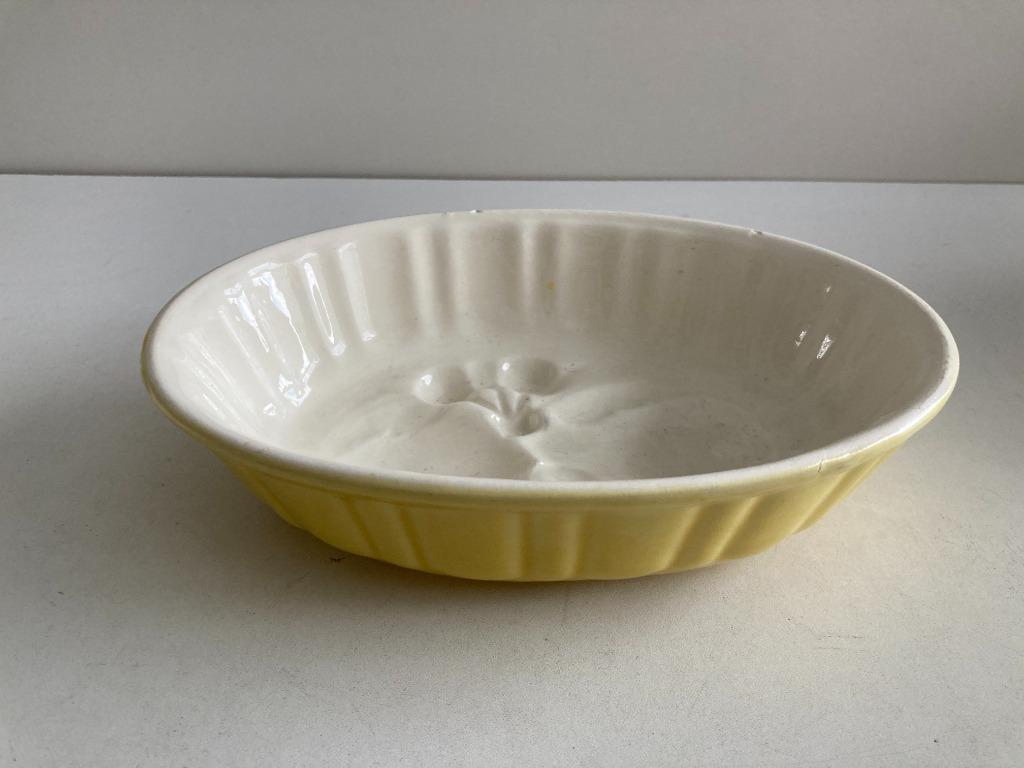 Ancien moule à pudding blanc/jaune vintage en porcelaine, Enlèvement ou Envoi