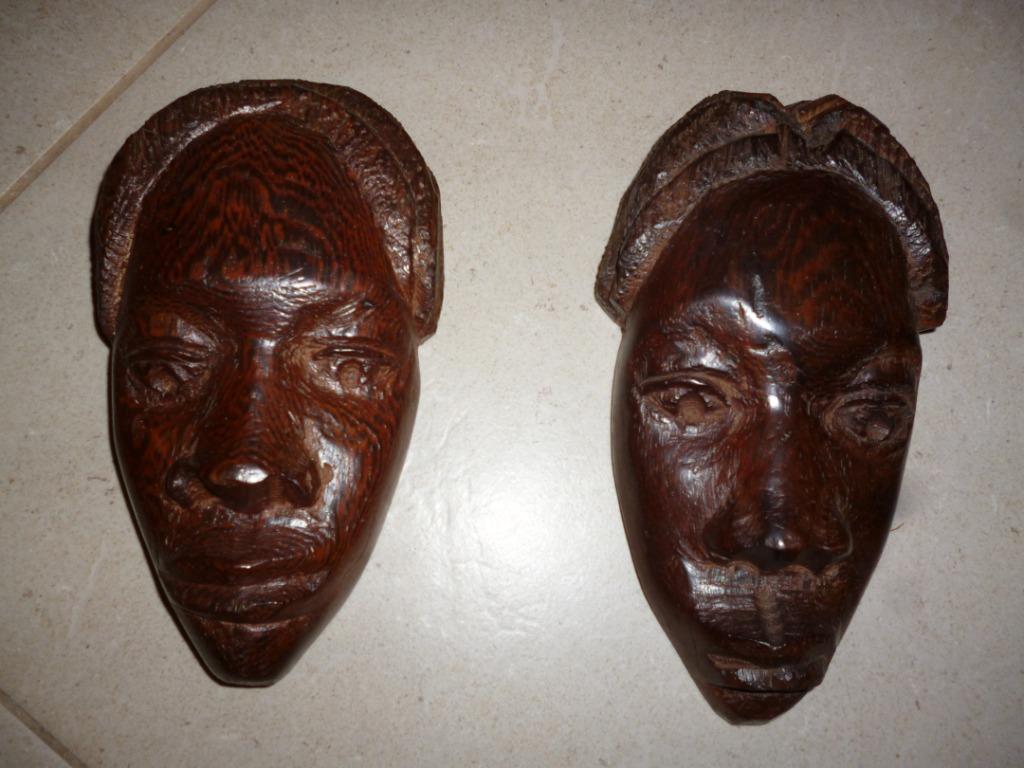 2 beelden afrikaanse kunst in donker hout Congo muurbeelden, Ophalen of Verzenden