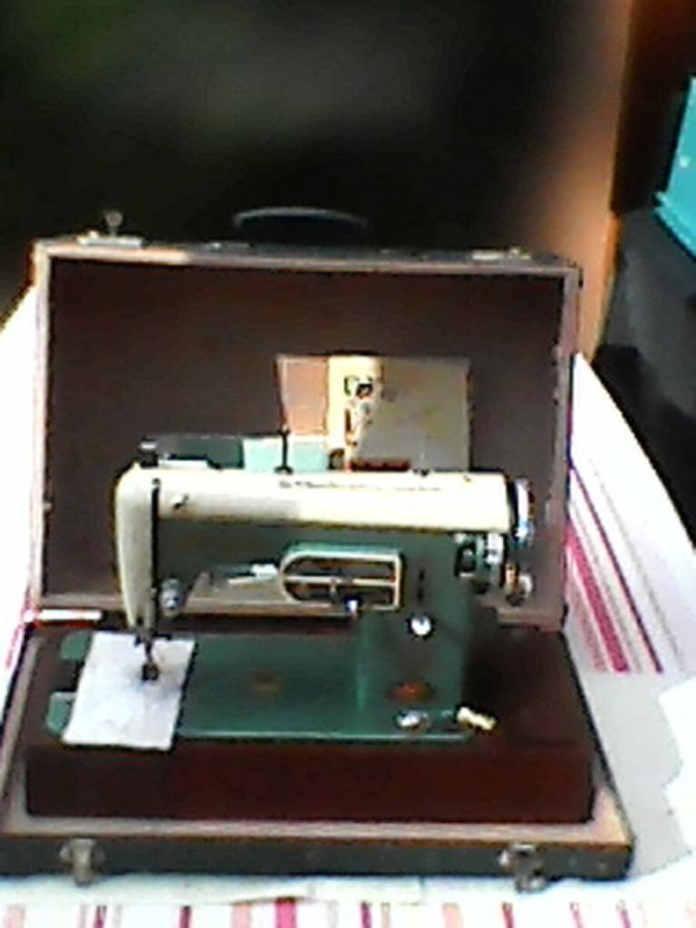 Machine a coudre  SAINT MARIE, Hobby & Loisirs créatifs, Machines à coudre & Accessoires, Enlèvement, Utilisé, Machine à coudre