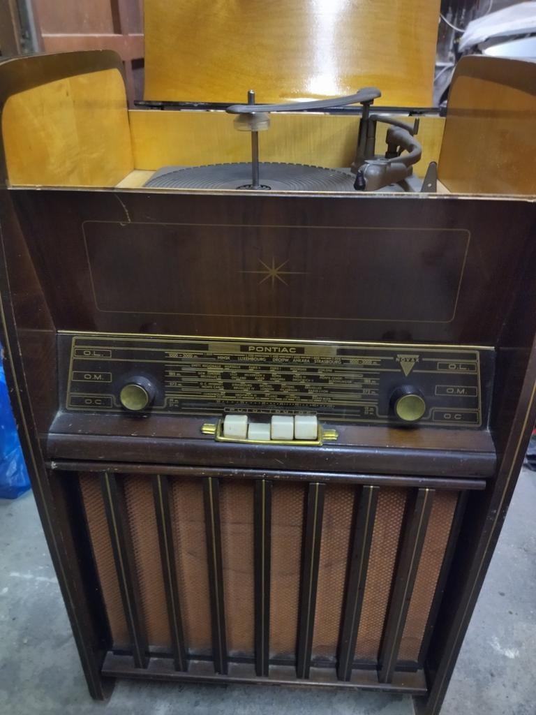 Ancien combiné, meuble radio, haut-parleur et tourne disque., Ophalen