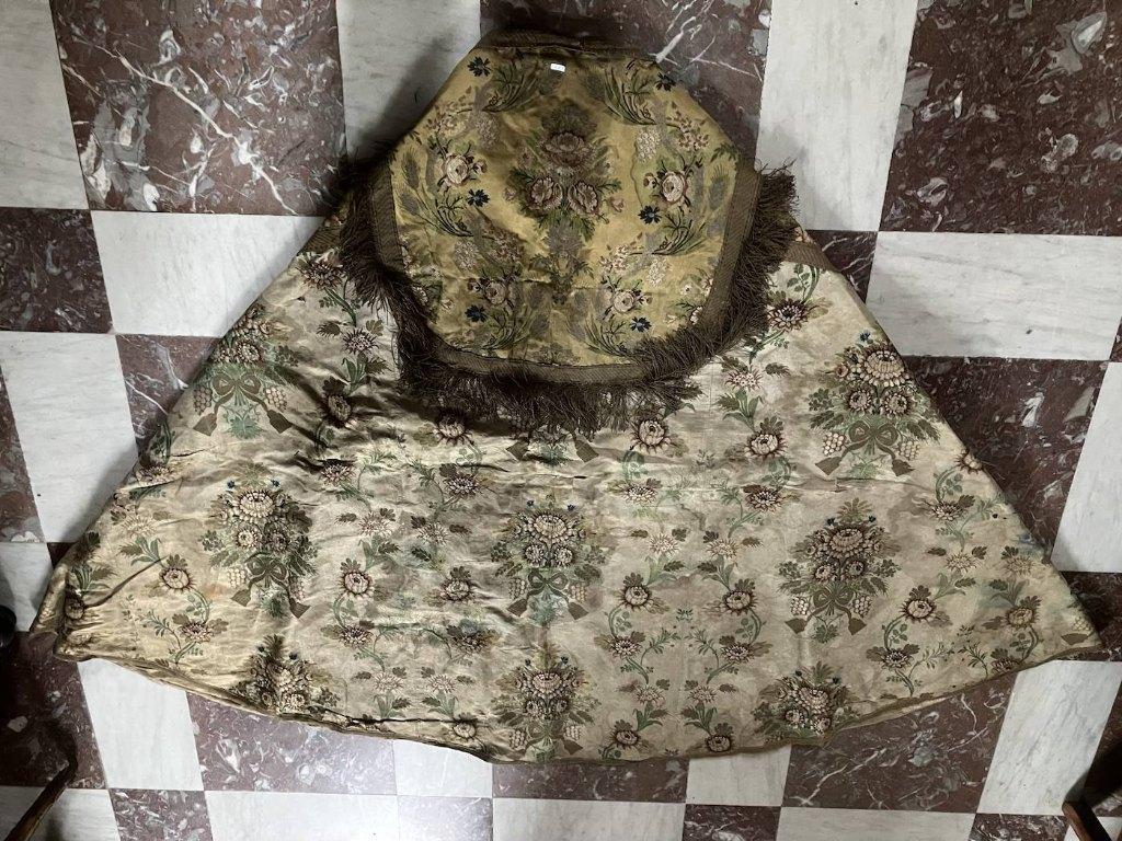 chasuble grand ornement 18 éme brodé et avec des fil d'or, Enlèvement ou Envoi