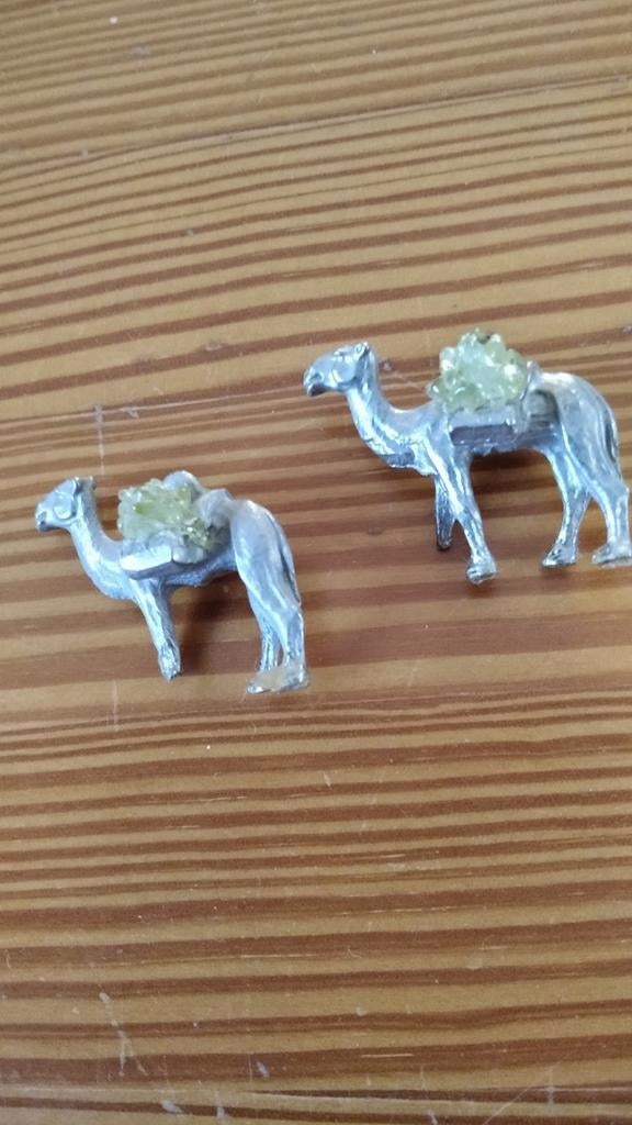 2 kamelen met steentjes op, Ophalen of Verzenden