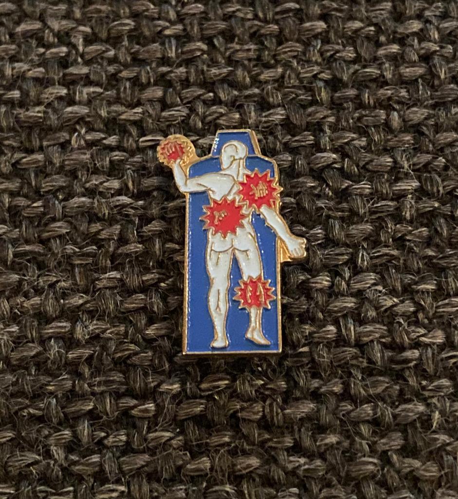 PIN - LOGO - NAAKTE MAN - SPIEREN, Verzamelen, Verzenden, Gebruikt, Overige onderwerpen, Speldje of Pin