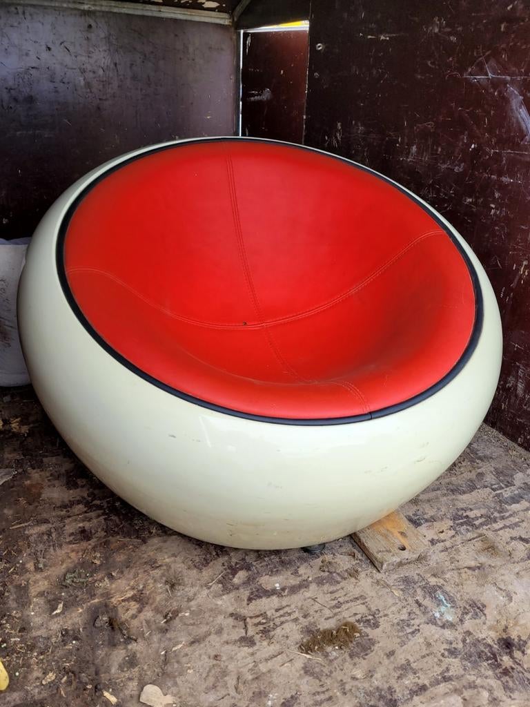 Fauteuil oeuf design, Enlèvement