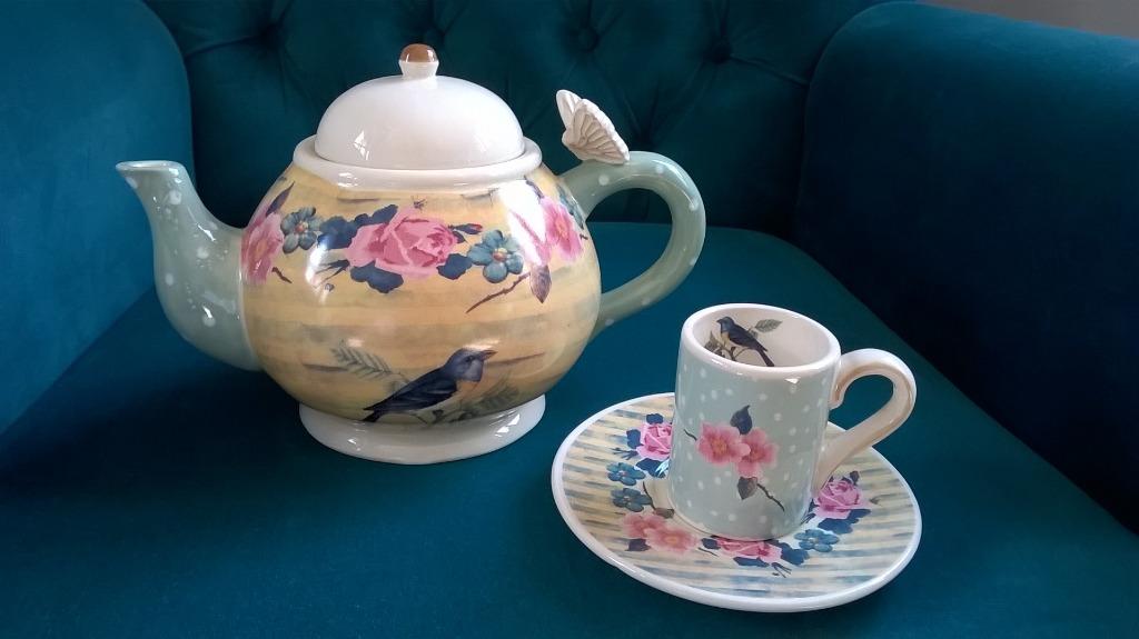 sierlijke thee/koffiepot met tasje en schoteltje, Huis en Inrichting, Ophalen of Verzenden, Nieuw, Aardewerk, Kop(pen) en/of Schotel(s)
