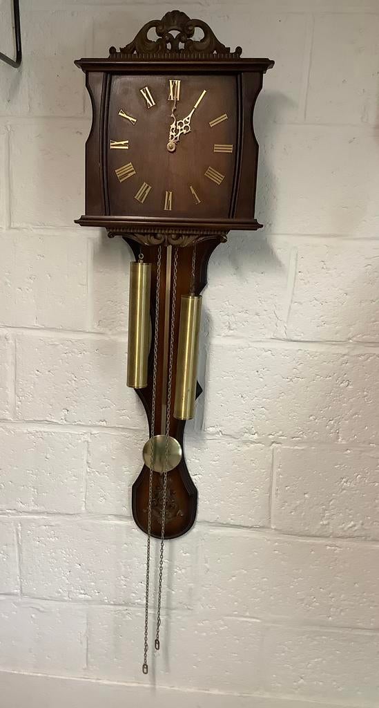 Antieke analoge wandklok met koperen gewichten, Ophalen, Gebruikt, Analoog, Wandklok