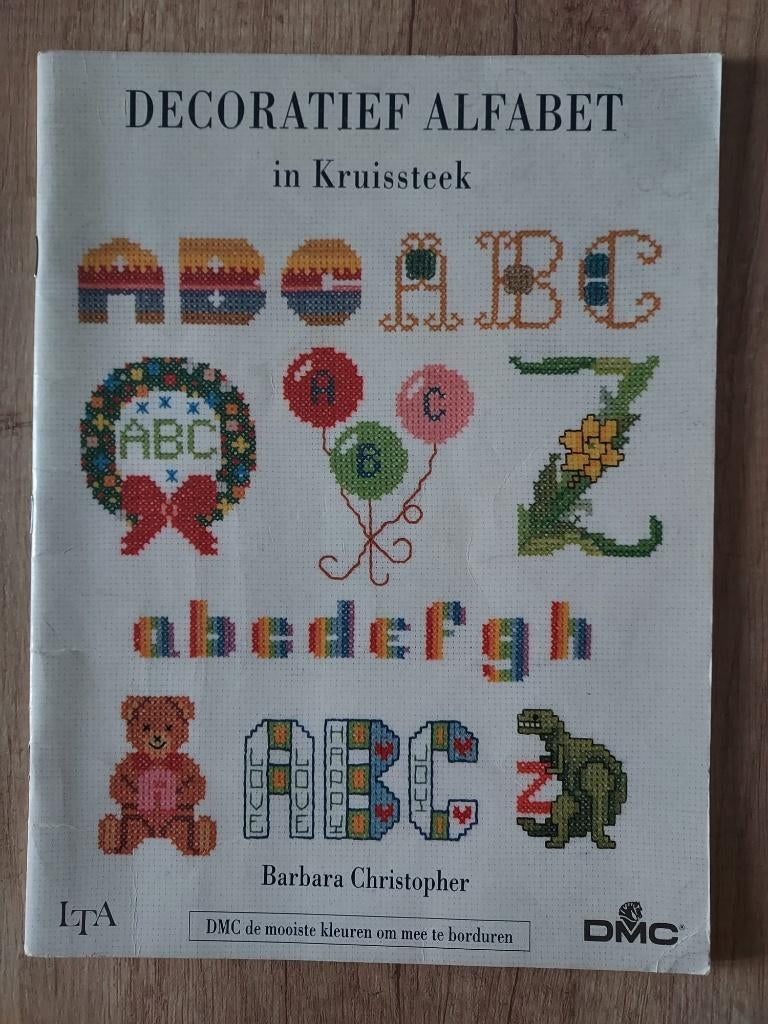 Decoratief Alfabet in Kruissteek - DMC, Hobby en Vrije tijd, Borduren en Borduurmachines, Ophalen of Verzenden, Gebruikt, Handborduren