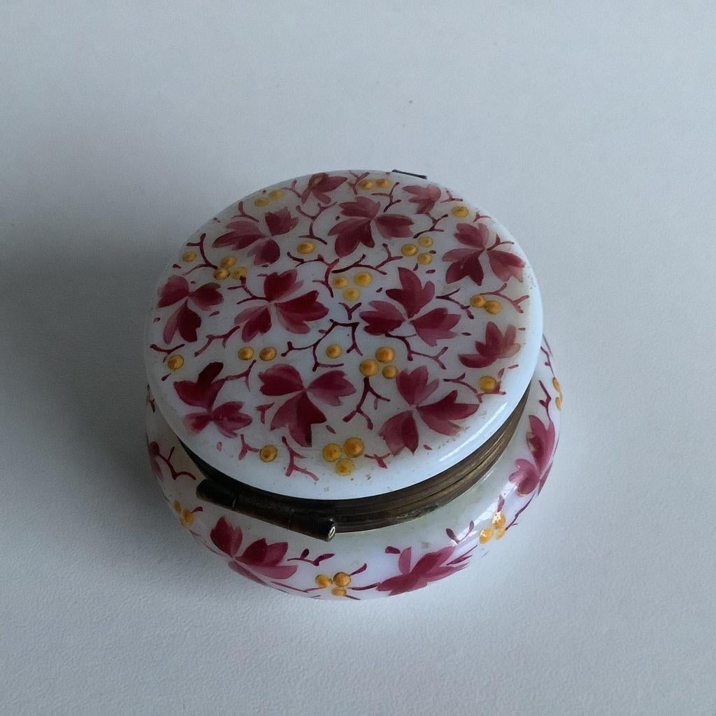 Ancienne boîte française en opaline avec feuilles et baies, Enlèvement ou Envoi