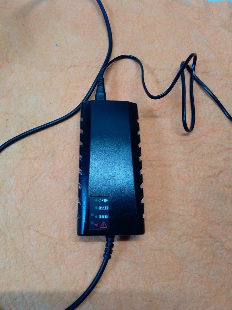 Batterij oplader 36V- 3A 4pin BSC42003000 Derby Cycle, Ophalen, Nieuw