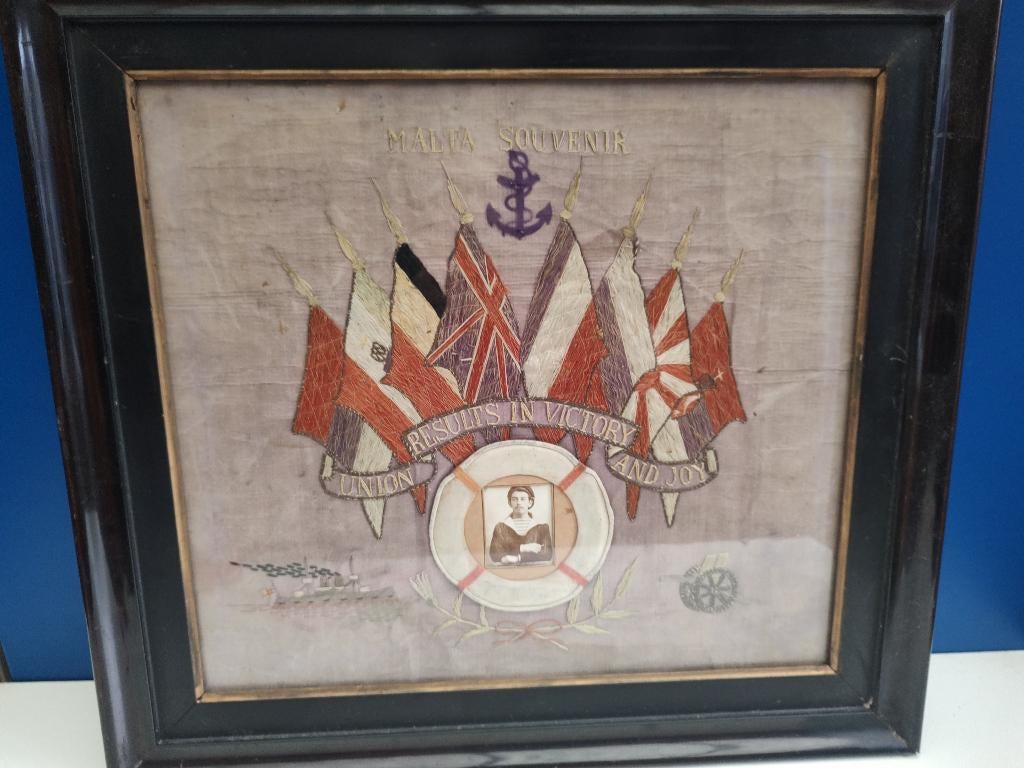 Kader souvenir Malta, Enlèvement