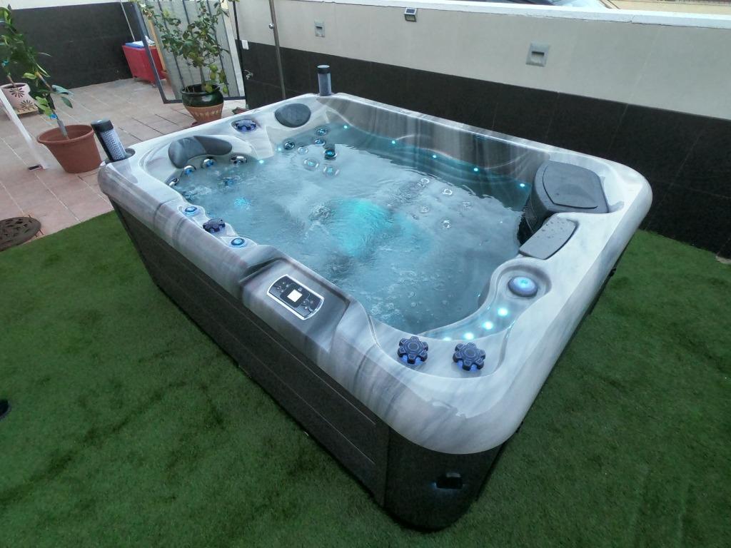 Zuinige jacuzzi 💦3 plaatsen 2 loungers Muziek+shiatsu, Tuin en Terras, Vijvers, Nieuw, Ophalen
