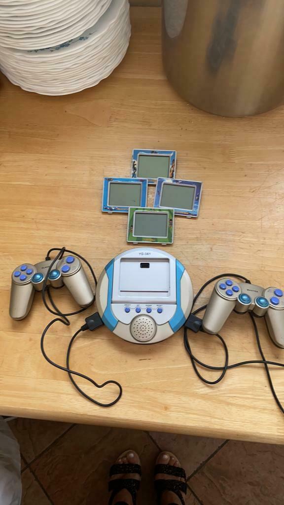 Ancienne console avec 2 manettes et 4 jeux fonctionne très, Gebruikt, Met 2 controllers