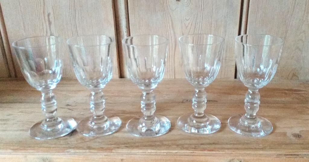 5 petits verres à pied en cristal taillé Baccarat - Gondole, Antiquités & Art, Enlèvement ou Envoi