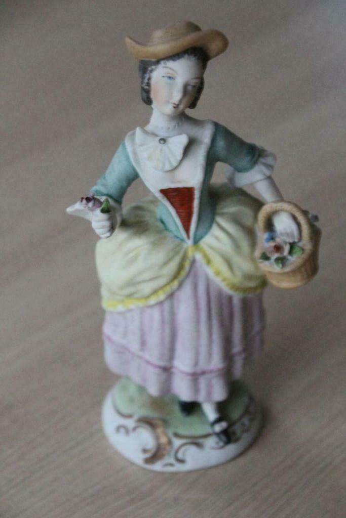 Porseleinen dame met bloemenmand, Ophalen of Verzenden
