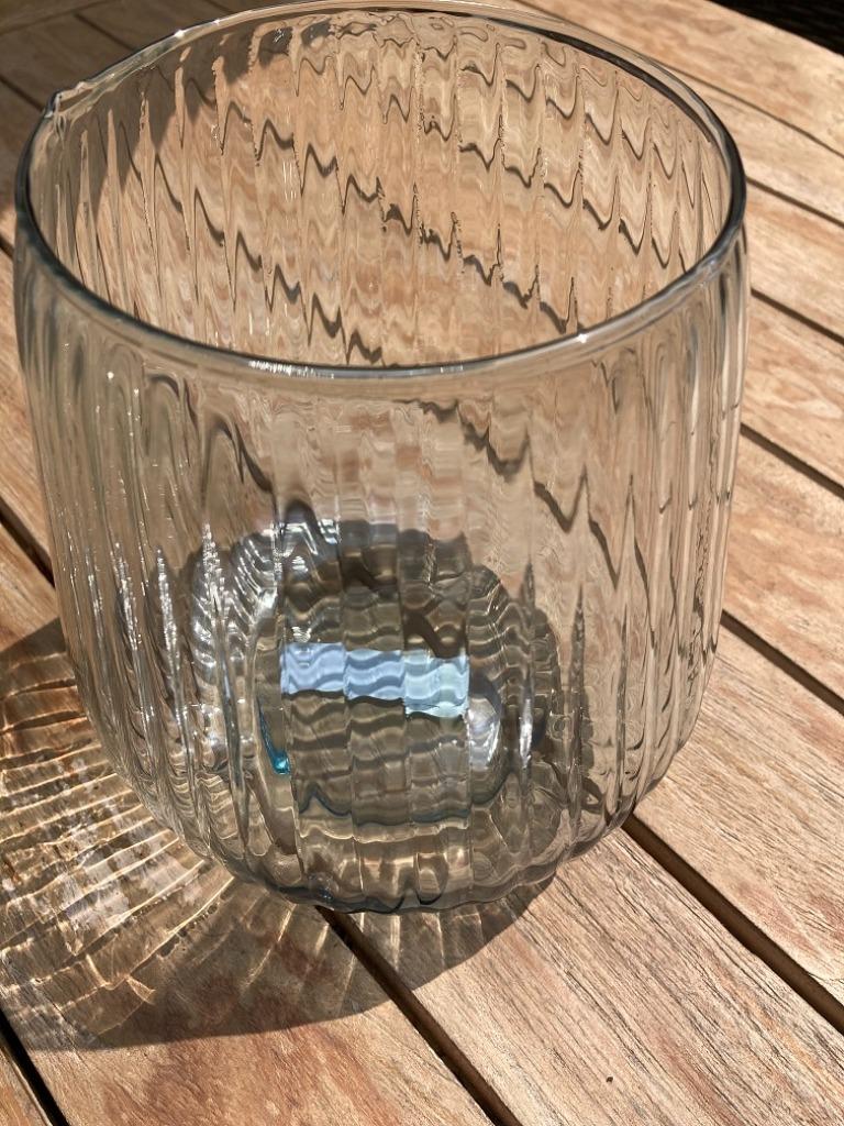 VAAS VAN GERECYCLED GERIBBELD GLAS 18 cm hoog NIEUW, Ophalen of Verzenden, Nieuw, Glas