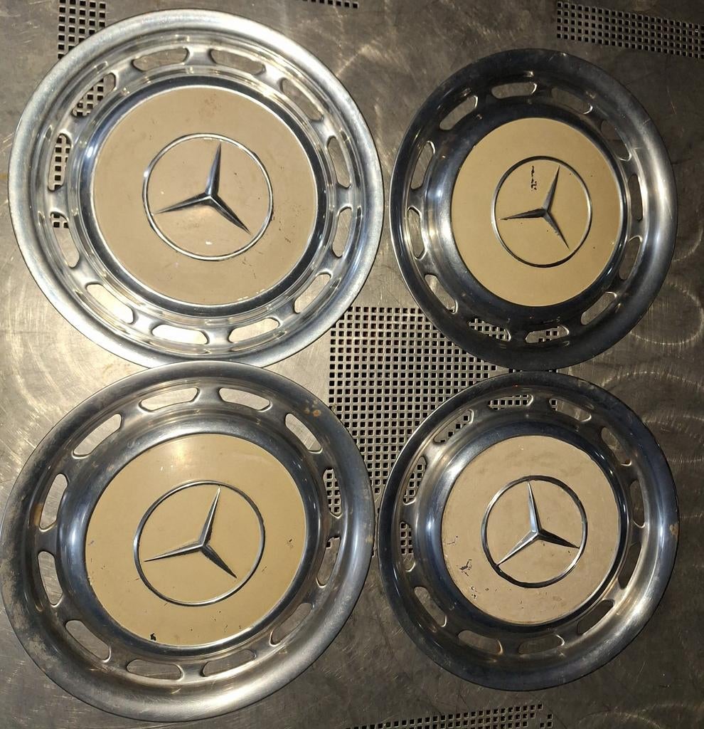 Originele Mercedes W123 wieldoppen bruine/beige middeninleg, Ophalen