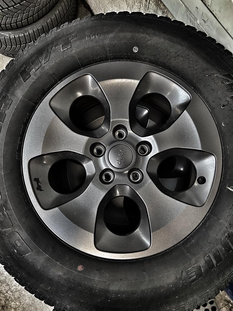 Roues Jeep Wrangler JK d'origine avec roues Bridgestone tout, Autos : Pièces & Accessoires, Pneus et Jantes, 18 pouces, Enlèvement