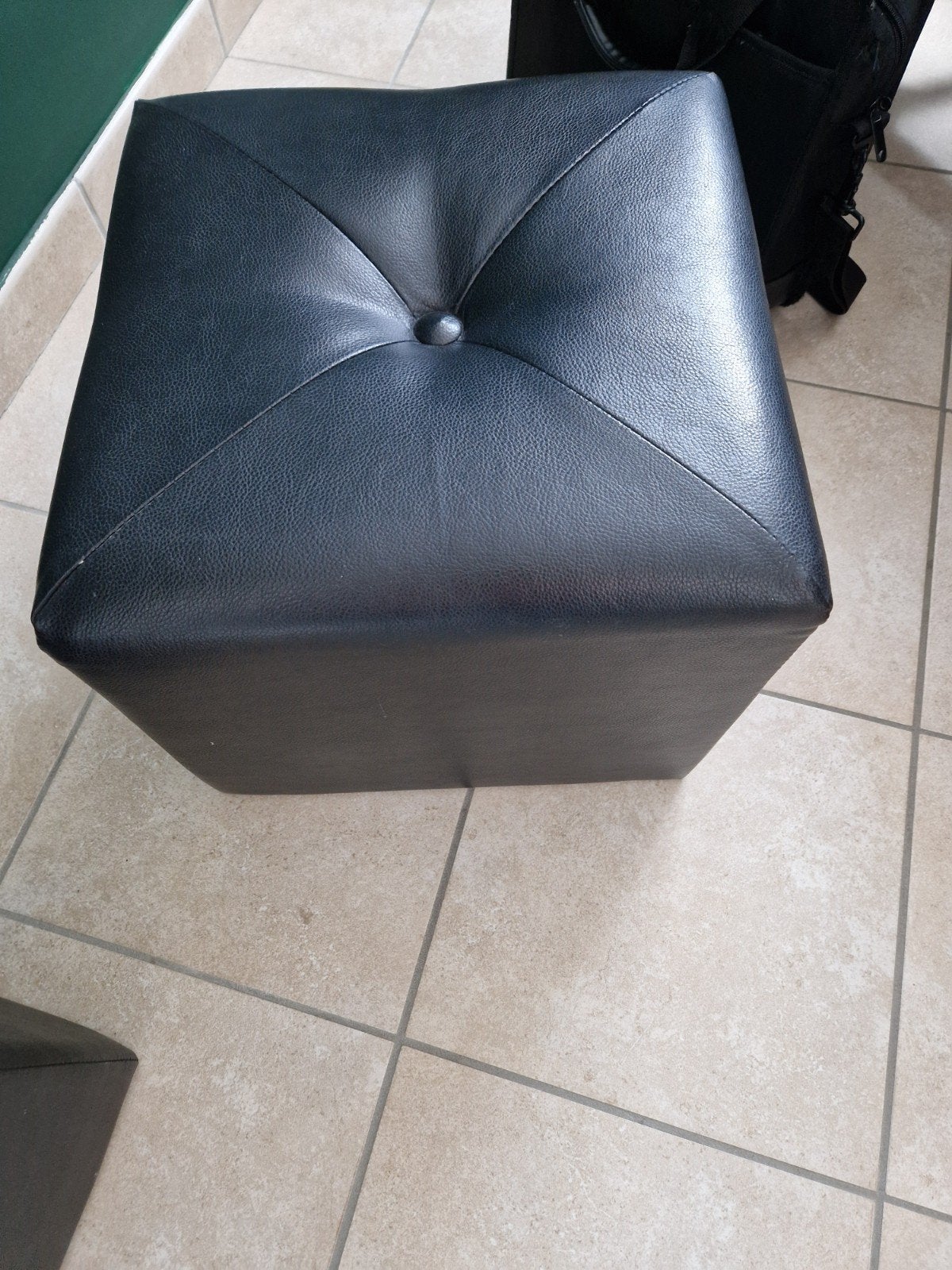 Poefs te koop prijs per stuk, Leer