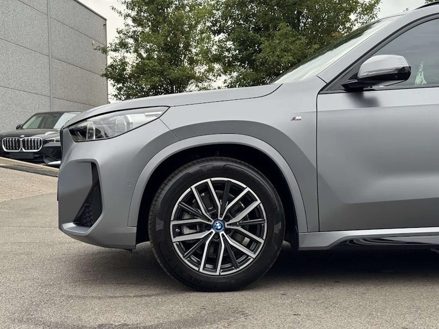 BMW iX1 xDrive30 M Sport / PANO / 360 / TRKHK / LEDER / HUD, Autos, Cuir, Argent ou Gris, Achat, 306 ch