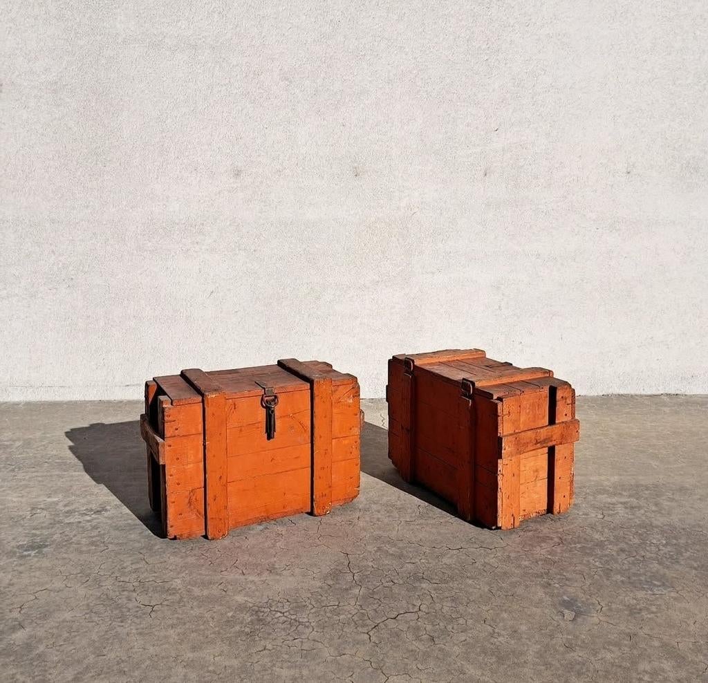 Twee vintage oranje houten kisten, Ophalen