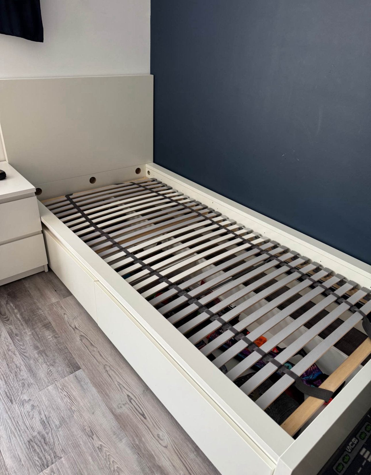 Lit avec tirroirs avec table de nuit commode et bureau, Enlèvement, Comme neuf
