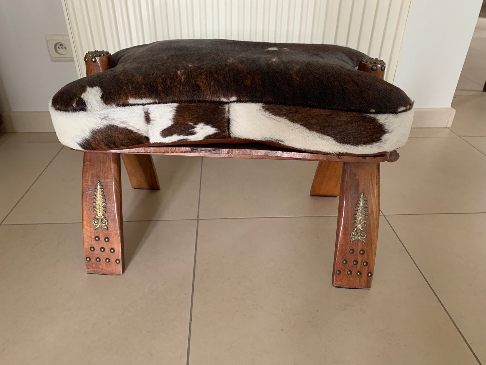 Decoratieve kamelenzadel‑kruk – handgemaakt – cowhide, Huis en Inrichting, Krukjes, Ophalen, Zo goed als nieuw